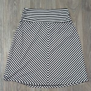 ❤️5/$25 Faded Glory Black and White A-Line Skirt